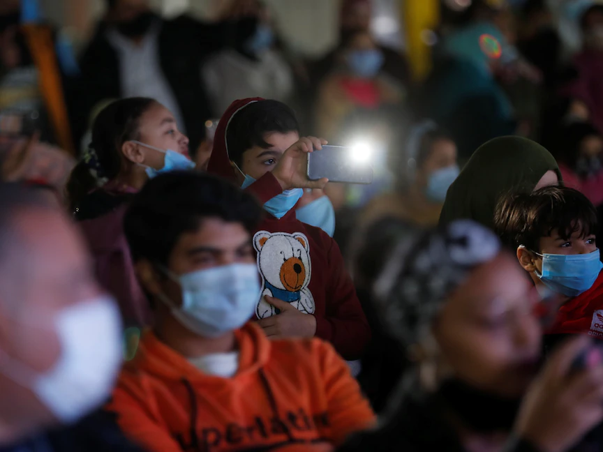 مواطنون مصريون في أحد أحياء القاهرة. - REUTERS