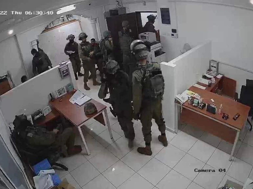 صورة مأخوذة من كاميرا مراقبة تظهر قوات الاحتلال الإسرائيلي أثناء اقتحام إحدى المؤسسات الأهلية في رام الله. 18 أغسطس 2022 - "وفا"