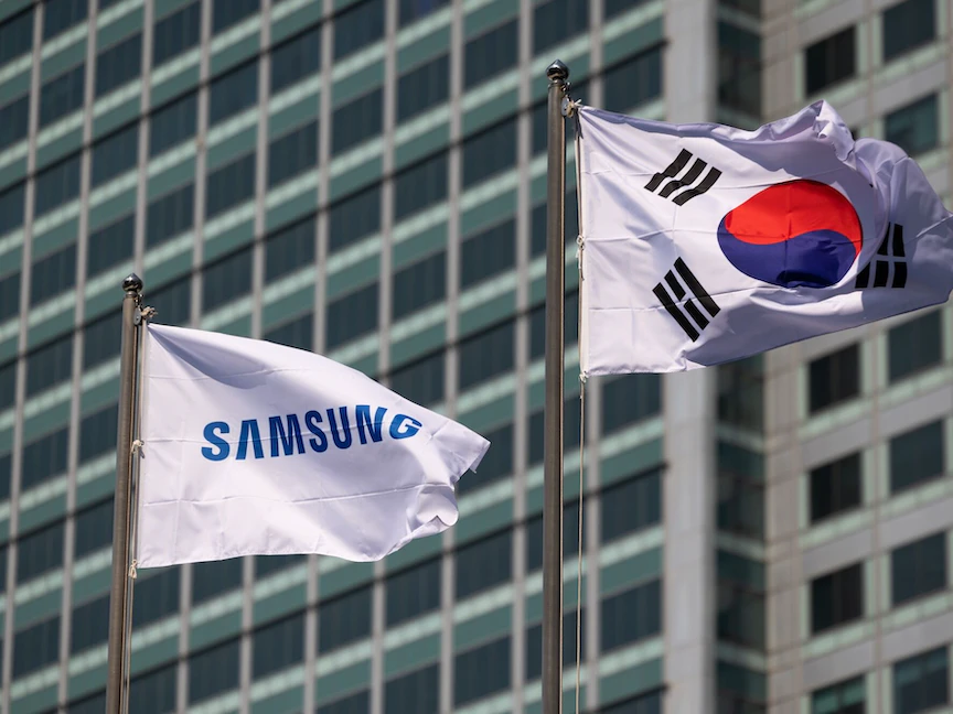 علم "سامسونج" إلى يسار علم كوريا الجنوبية بمقر الشركة في سول. 13 يونيو 2023 - Bloomberg