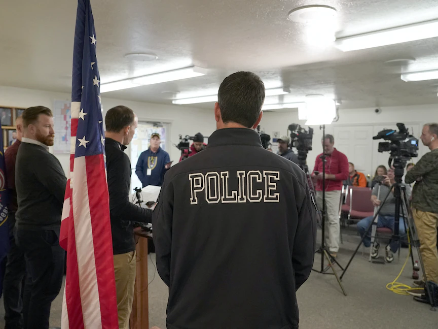 مسؤولون من مدينة إينوك خلال مؤتمر صحافي في قاعة المدينة بعد جريمة قتل في إينوك بولاية يوتا الأميركية. 5 يناير 2023 - AFP