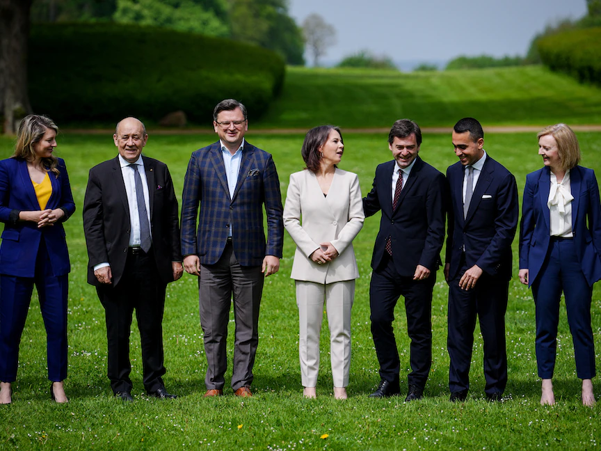 صورة تجمع وزراء خارجية مجموعة السبع في ختام قمة بايسنهاوسر ستراند - REUTERS