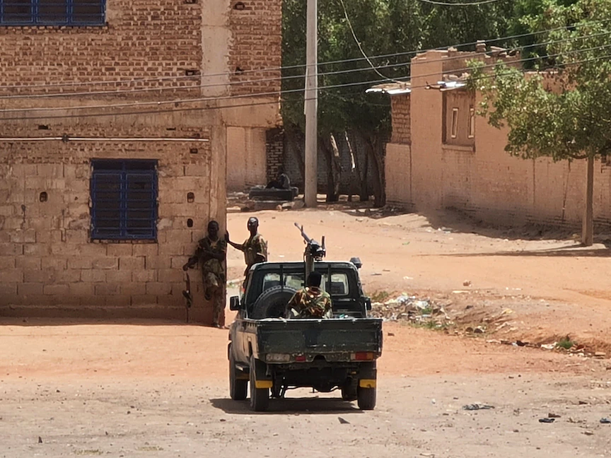 سيارة عسكرية تقل جنوداً من الجيش السوداني في العاصمة الخرطوم. 25 مايو 2023 - AFP