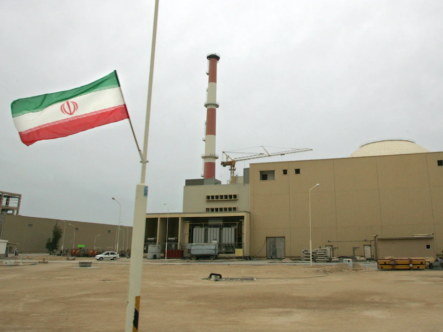 علم إيراني خارج المبنى الذي يضم مفاعل محطة بوشهر للطاقة النووية في مدينة بوشهر الساحلية جنوب إيران - AFP