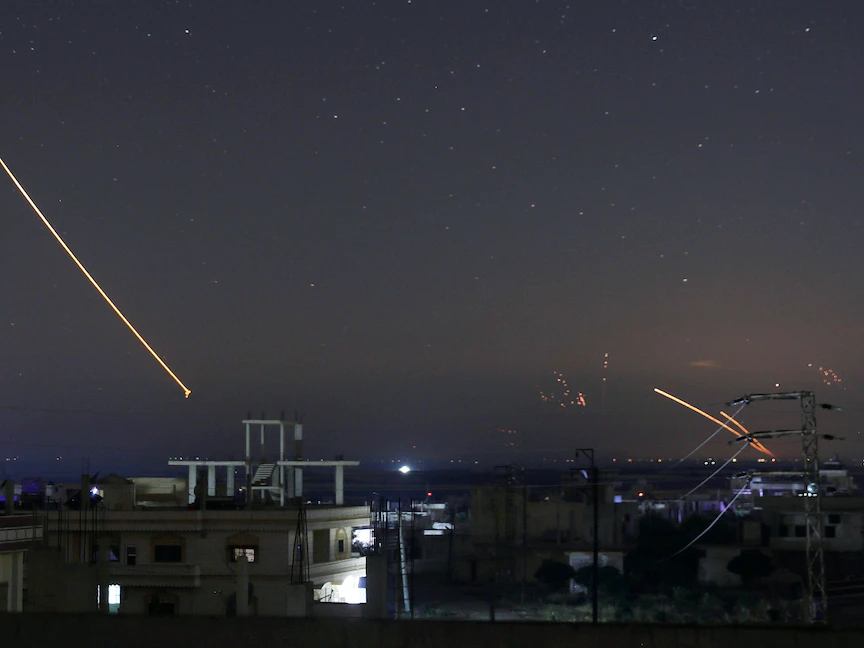 نيران مضادات أرضية في سماء درعا البلد خلال التصدي لغارة نفذتها إسرائيل ضد جماعات موالية لإيران في سوريا - 10 مايو 2018 - REUTERS