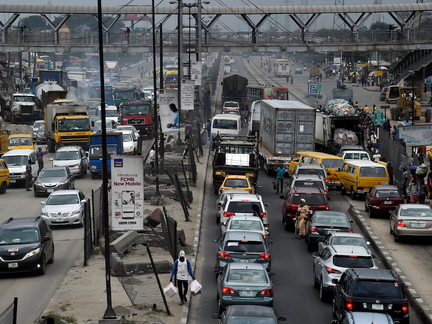 المركبات الثقيلة تؤثر انبعاثاتها الخطرة على الفئات السكانية المحرومة - AFP