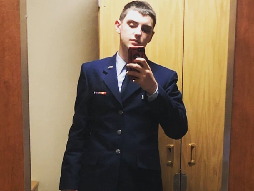 المتهم بتسريب وثائق أميركية سرية وأحد أفراد الحرس الوطني الجوي الأميري جاك تيشيرا في صورة نشرتها والدته عبر وسائل التواصل الاجتماعي. 13 أبريل 2023