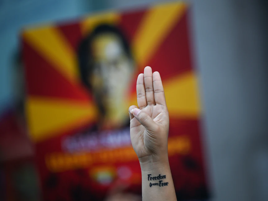 متظاهر يرفع إشارة "الأصابع الثلاثة" في احتجاجات مناهضة للانقلاب العسكري في ميانمار - AFP