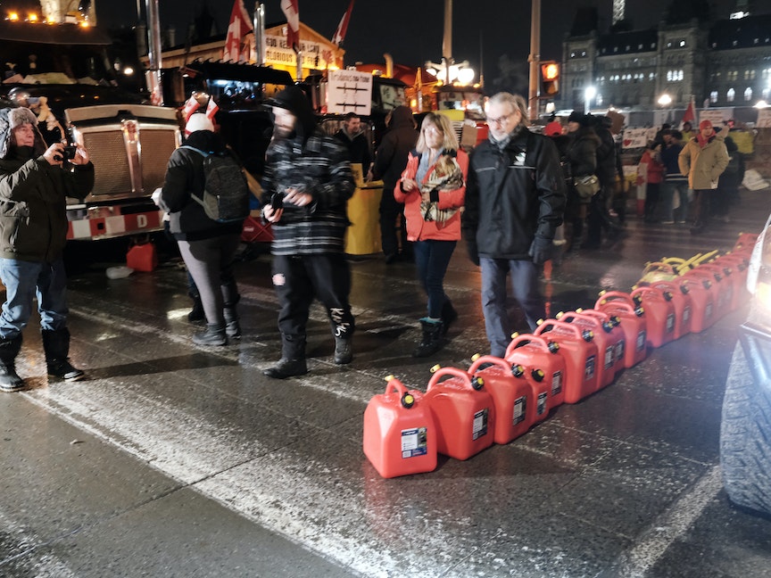 احتجاجات سائقي الشاحنات في كندا تثير قلق الولايات المتحدة