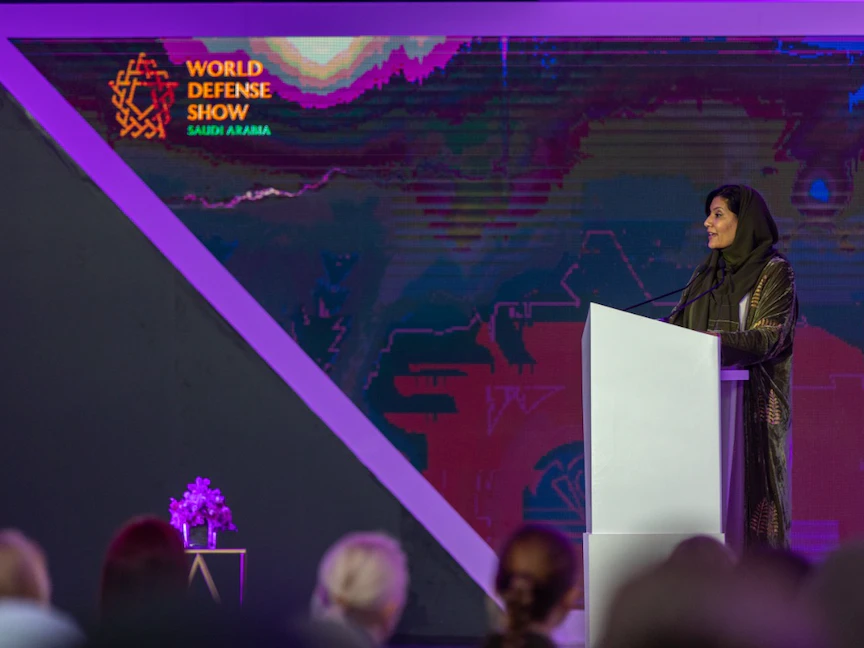 سفيرة السعودية لدى الولايات المتحدة الأميركية الأميرة ريما بنت بندر بن سلطان بن عبد العزيز آل سعود خلال إلقاء كلمة في برنامج "المرأة في الدفاع"، الرياض، 8 مارس 2022 - الهيئة العامة السعودية للصناعات العسكرية