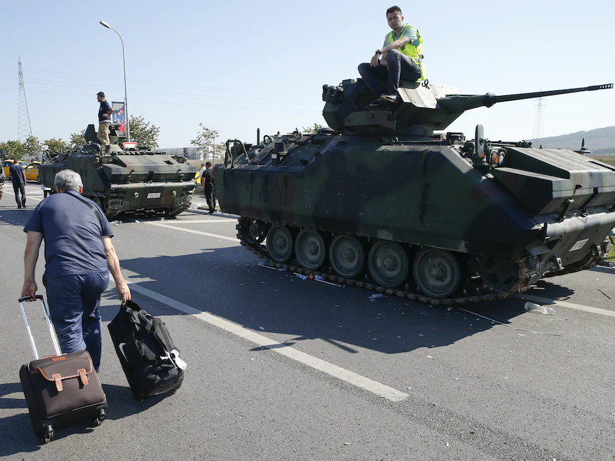 ضابط شرطة تركي يجلس على سطح دبابة في إسطنبول بعد الانقلاب العسكري الفاشل - 16 يوليو 2016 - REUTERS