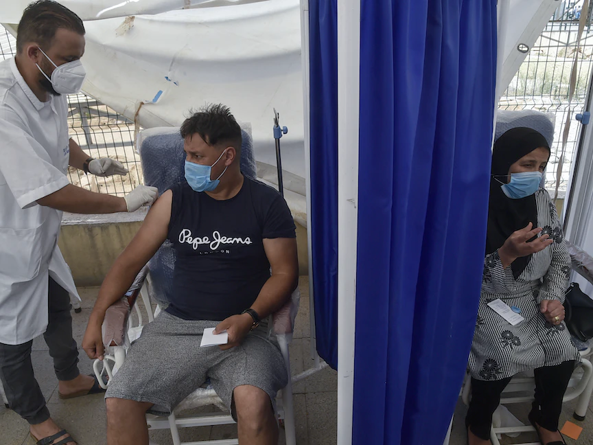 جزائريون يتلقون جرعات من لقاح كورونا في العاصمة الجزائر، 9 يوليو 2021 - AFP