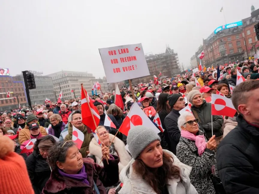 دنماركيون يحتجون على تصريحات للبيت الأبيض بشأن دراسة أميركا خيارات للاستحواذ على جرينلاند. 17 يناير 2026 - REUTERS