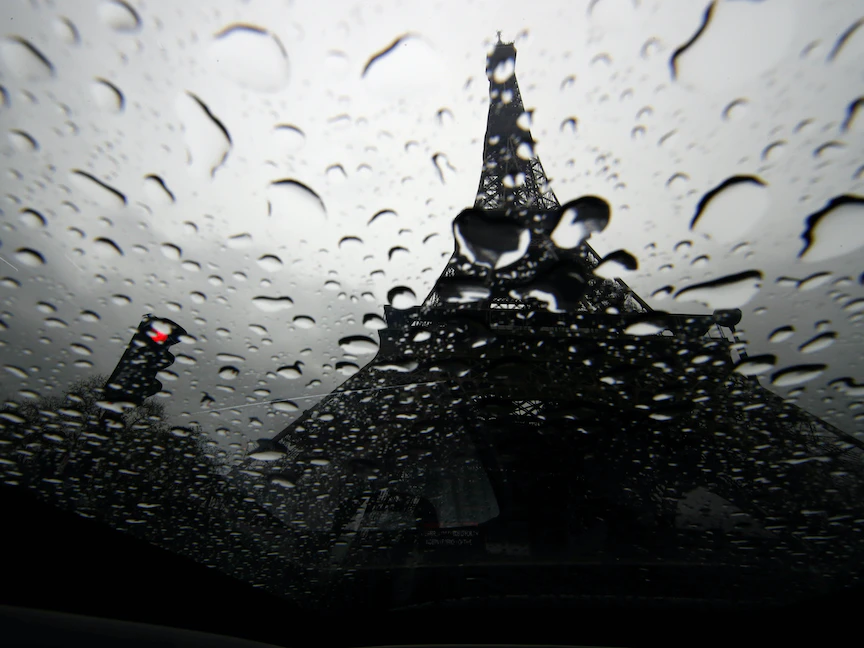صورة لبرج إيفل وقطرات المطر على نافذة سيارة في باريس خلال إغلاق بسبب فيروس كورونا، فرنسا. 6 أبريل 2020 - REUTERS