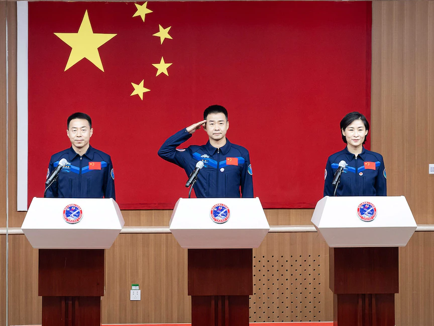 طاقم رحلة الفضاء "شنتشو -14" خلال مؤتمر صحافي في مركز جيوتشيوان لإطلاق الأقمار الصناعية شمال غربي الصين- 4 يونيو 2022 - AFP