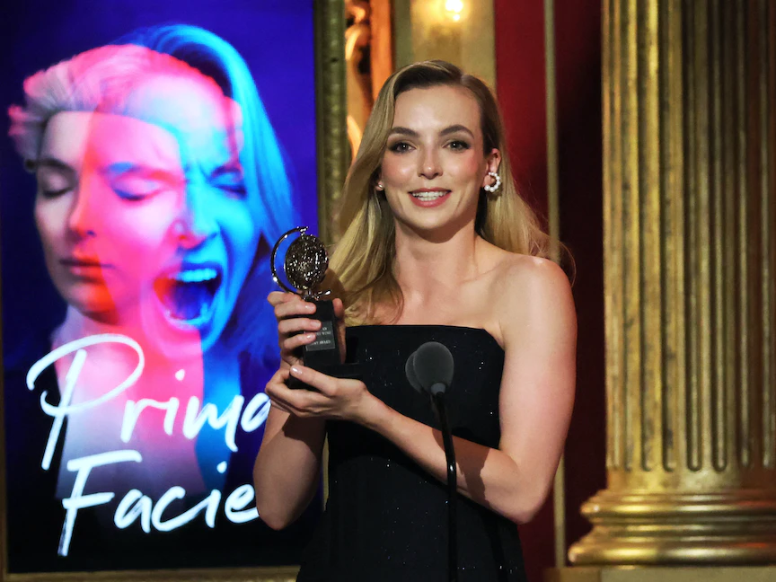 جودي كومر تحمل جائزة أفضل ممثلة في حفل توزيع جوائز توني الـ76 نيويورك، الولايات المتحدة، 11 يونيو 2023. - REUTERS