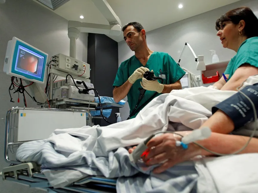 طبيب فرنسي يجري تنظير القولون لمريض في مستشفى أمبرواز باري بمرسيليا جنوب فرنسا. 25 مارس 2008 - REUTERS
