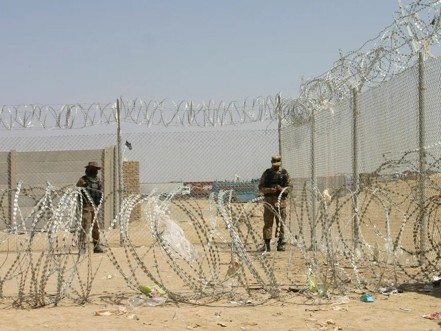 جنود باكستانيون يقفون للحراسة على الحدود بين باكستان وأفغانستان في بلدة تشامان. 2 سبتمبر 2021 - REUTERS