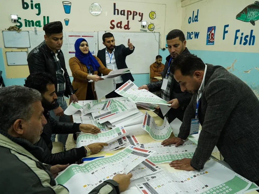 جانب من فرز أصوات الناخبين داخل لجنة اقتراع في انتخابات مجالس المحافظات بمدينة الموصل في العراق. 18 ديسمبر 2023 - AFP
