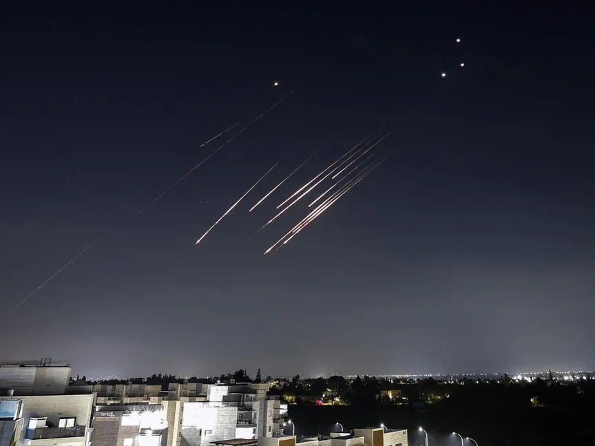 اعتراض صواريخ أُطلقت من إيران فوق إسرائيل. 14 يونيو 2025 - Reuters