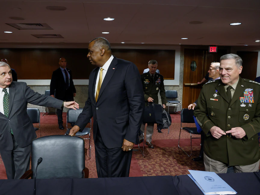 رئيس لجنة القوات المسلحة بمجلس الشيوخ الأميركي جاك ريد يتحدث مع وزير الدفاع لويد أوستن ورئيس هيئة الأركان المشتركة الجنرال مارك ميلي بعد جلسة استماع بشأن طلب ميزانية البنتاغون لعام 2022 في مبنى الكابيتول هيل بواشنطن- 10 يونيو 2021 - REUTERS