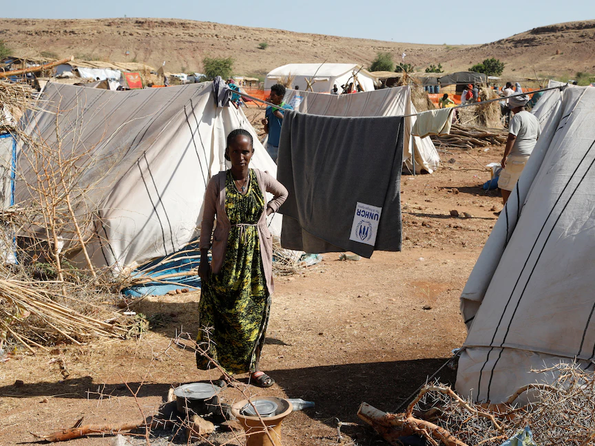 لاجئة في مخيم "أم راكوبا" على الحدود بين إثيوبيا والسودان، الذي يأوي الإثيوبيين الفارين من القتال في إقليم تيغراي- 28 نوفمبر 2020 - REUTERS
