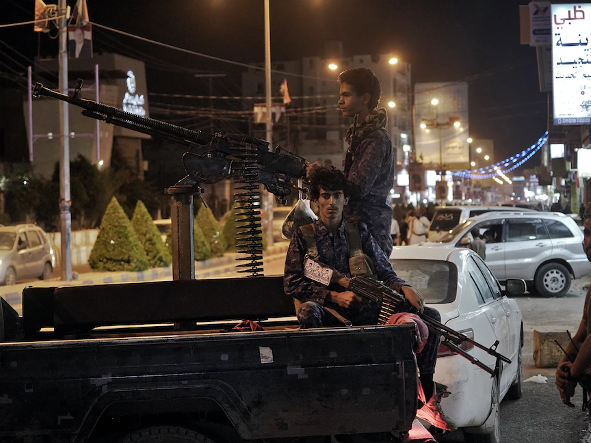 جنود من الجيش اليمني يحرسون مدخل مدينة مأرب شمال شرقي البلاد، 5 مايو 2021 - AFP