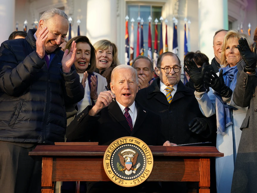 الرئيس الأميركي جو بايدن وعلى يمينه كل من رئيسة مجلس النواب الأميركي نانسي بيلوسي، وزعيم الأغلبية في مجلس الشيوخ تشاك شومر في البيت الأبيض - 13 ديسمبر 2022 - REUTERS