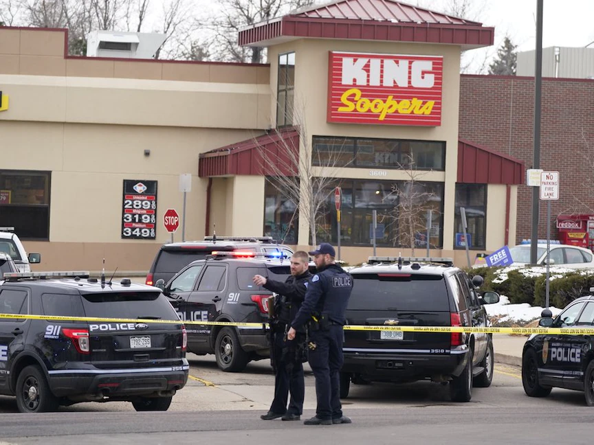 عناصر الشرطة الأميركية في موقع إطلاق النار بولاية كولورادو - 23 مارس 2021 - AP Photo/David Zalubowski