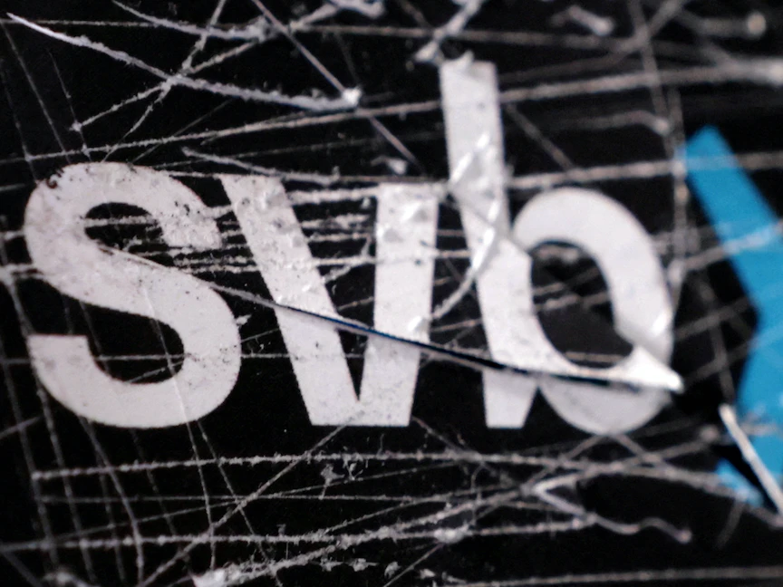 صورة تعبيرية تظهر شعار بنك سيليكون فالي (SVB) الذي انهار في 10 مارس بعد فشله في تغطية الودائع - REUTERS