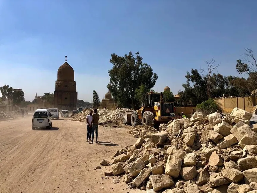 أعمال هدم في منطقة جبانة المماليك الأثرية بالقاهرة من أجل مد محور الفردوس المروري - في 22 يوليو 2020 - خاص الشرق