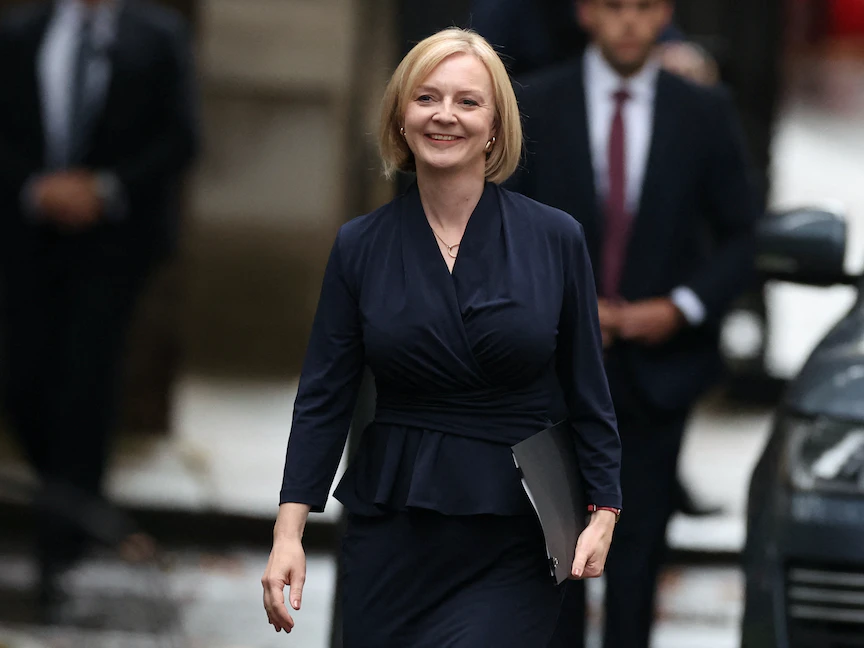 رئيسة الوزراء البريطانية ليز ترَس أمام مقر رئاسة الحكومة في داونينج ستريت، بلندن - 6 سبتمبر 2022 - REUTERS