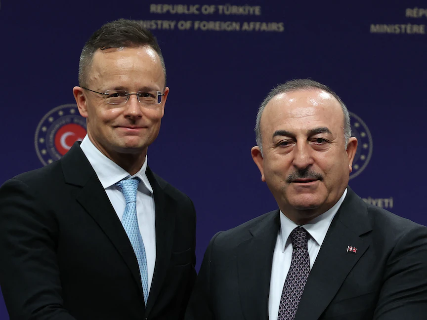 وزير الخارجية التركي مولود جاويش أوغلو (إلى اليمين) ووزير الخارجية المجري بيتر سيارتو في أنقرة. 27 فبراير 2023 - AFP