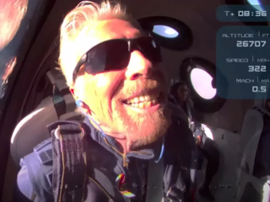 الملياردير ريتشارد برانسون خلال رحلته الأولى للفضاء - الشرق