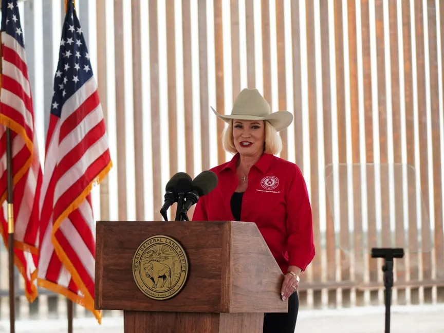 مفوضة الأراضي في ولاية تكساس دون باكنجهام تتحدث للإعلام من أمام قسم جديد من الجدار الحدودي مع المكسكيك قرب مدينة ريو جراندي بولاية تكساس. 26 نوفمبر 2024 - REUTERS