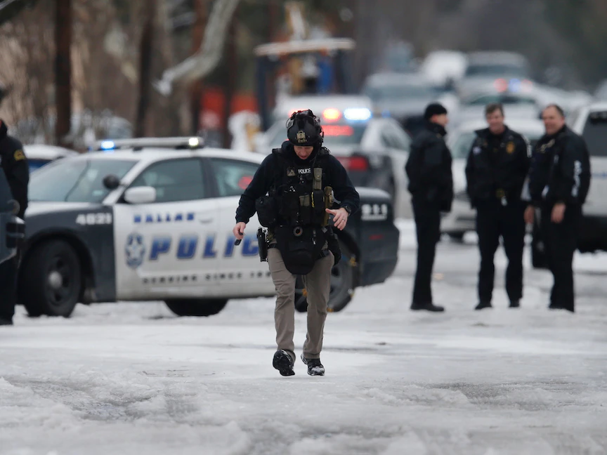 عناصر من الأمن خلال إطلاق نار استهدف شرطيين في ولاية تكساس 18 فبراير 2021 - REUTERS