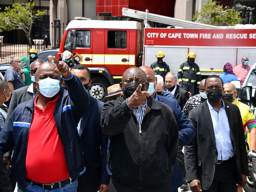 رئيس جنوب إفريقيا يتفقد الأضرار التي خلفها حريق في مبنى البرلمان في كيب تاون - 2 يناير 2022 - REUTERS