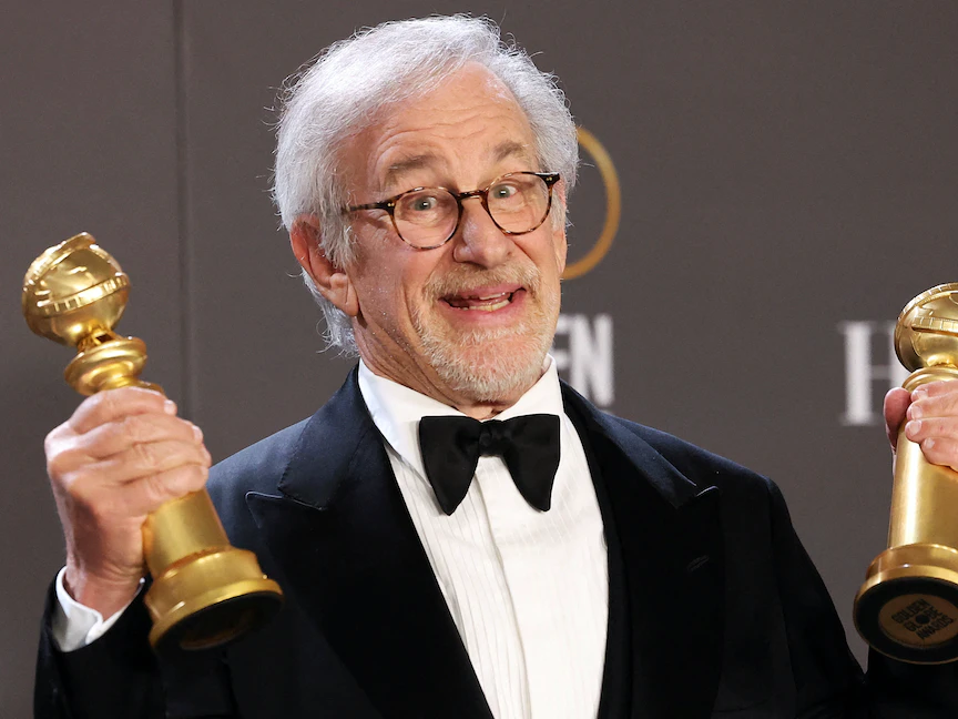 ستيفن سبيلبرج مع جائزتي أفضل مخرج وأفضل فيلم في حفل توزيع "جوائز جولدن" جلوب السنوي الثمانين في بيفرلي هيلز، كاليفورنيا. 10 يناير 2023 - REUTERS