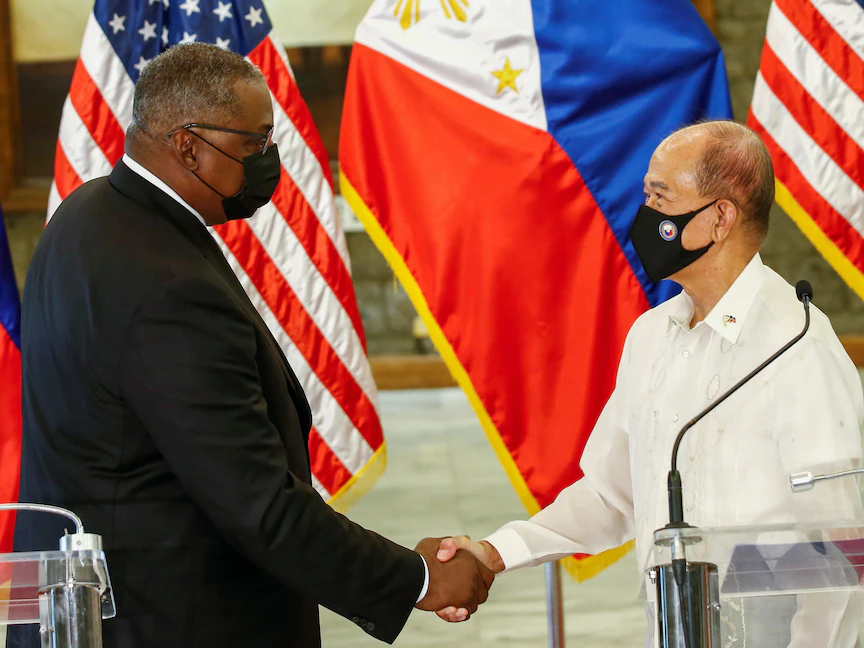 وزيرا الدفاع الأميركي لويد أوستن والفلبيني دلفين لورينزانا يتصافحان بعد اجتماع ثنائي في معسكر أجوينالدو العسكري في كويزون سيتي. الفلبين ، 30 يوليو 2021. - REUTERS