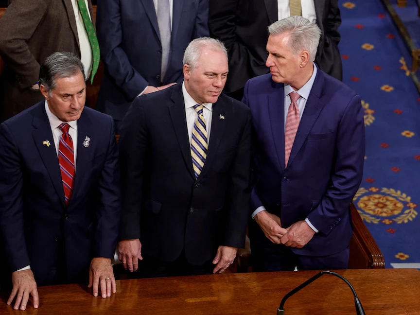 النائب الجمهوري ستيف سكاليس (يسار) يتحدث إلى زعيم الجمهوريين في مجلس النواب كيفين مكارثي (جمهوري من كاليفورنيا) قبل بدء اجتماع مشترك للكونجرس- 21 ديسمبر 2022 - Getty Images via AFP