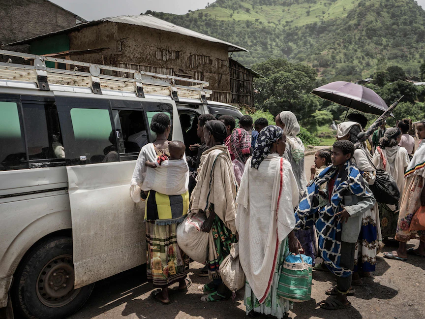 سكان يغادرون مدينة زاريما شمال إثيوبيا، بعد معركة دارت بين القوات الإثيوبية وقوات جبهة تحرير شعب تيجراي - 16 سبتمبر 2021 - AFP