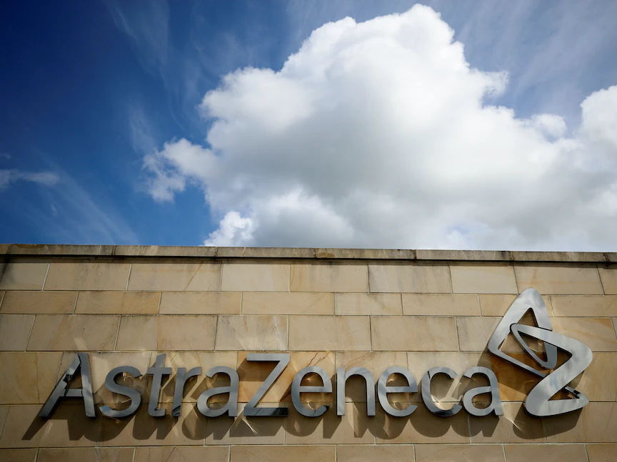 شعار شركة أسترازينيكا في ماكليسفيلد، بريطانيا، 11 مايو 2021 - REUTERS