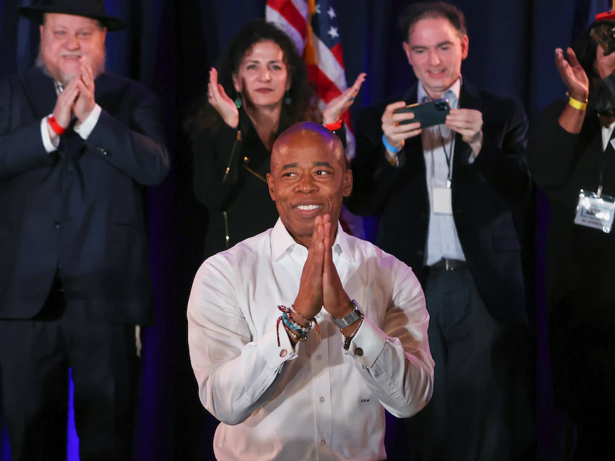 عمدة مدينة نيويورك الأميركية إريك آدامز في حفل ليلة الانتخابات في بروكلين - 2 نوفمبر 2021. - REUTERS