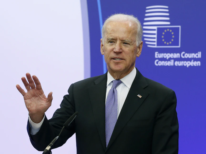 الرئيس الأميركي جو بايدن حين كان نائباً للرئيس يتحدث في بروكسل قبل لقائه الرئيس السابق للمجلس الأوروبي دونالد تاسك - 6 فبراير 2015 - REUTERS