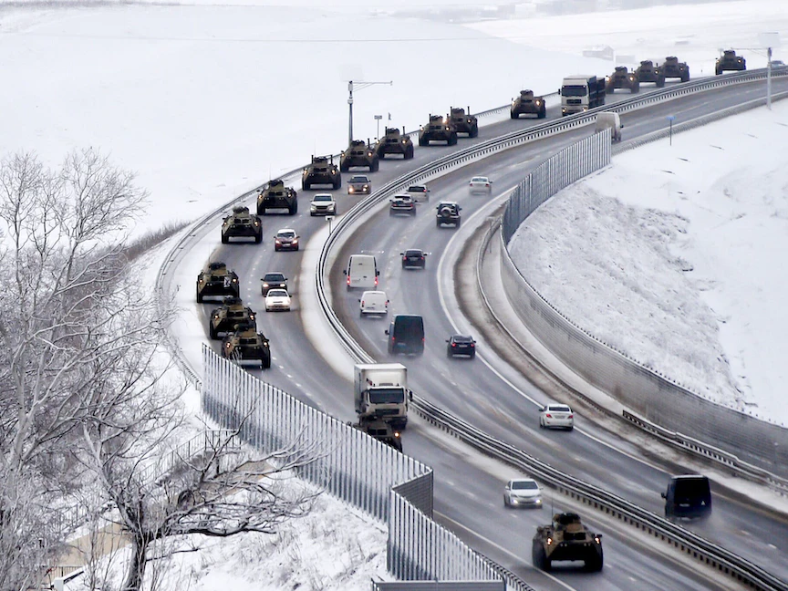 قافلة من المدرعات الروسية تتحرك على طول طريق سريع في شبه جزيرة القرم الشهر الماضي - NYTIMES