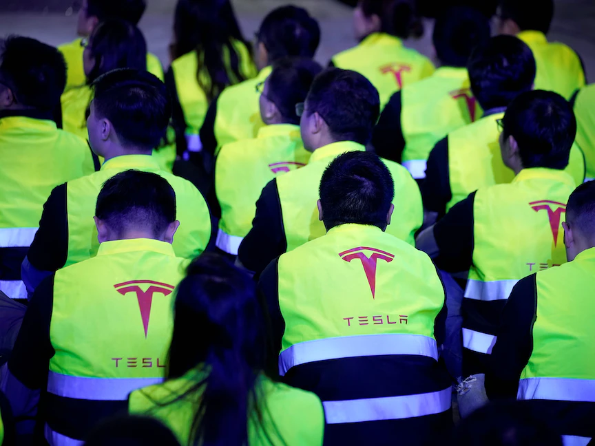 موظفو شركة تسلا في شنغهاي الصينية- 7 يناير 2020 - REUTERS