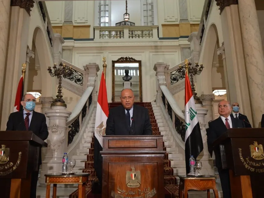 وزير الخارجية المصري سامح شكري (وسط) خلال مؤتمر صحافي مع نظيريه الأردني أيمن الصفدي (إلى اليسار) والعراقي فؤاد حسين (إلى اليمين) في قصر التحرير بالقاهرة، 13 أكتوبر 2020 - AFP