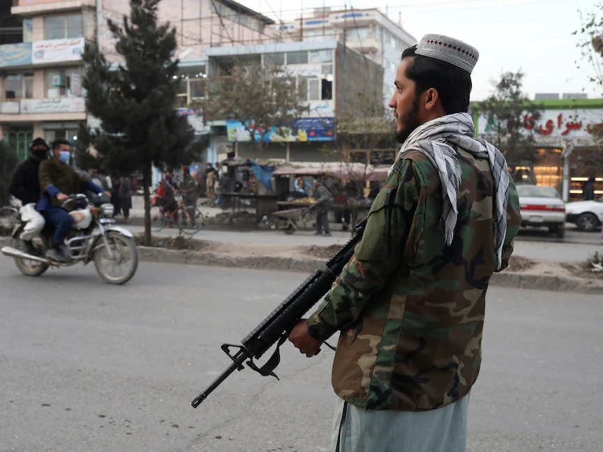 عنصر من طالبان يحرس موقع انفجار في كابول - 17 نوفمبر 2021 - REUTERS