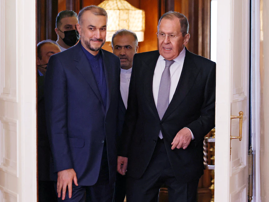 وزير الخارجية الروسي سيرجي لافروف ونظيره الإيراني حسين أمير عبد اللهيان خلال مؤتمر صحافي في موسكو- 15 مارس 2022 - REUTERS