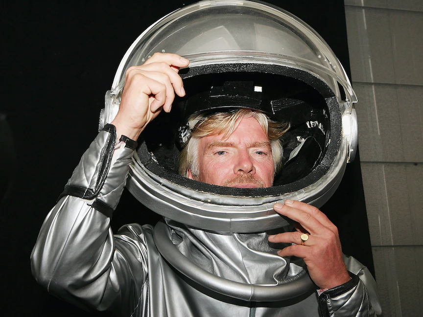 ريتشارد برانسون يرتدي بدلة فضاء خلال فعالية خاصة بشركة بلو أوريجين - Getty