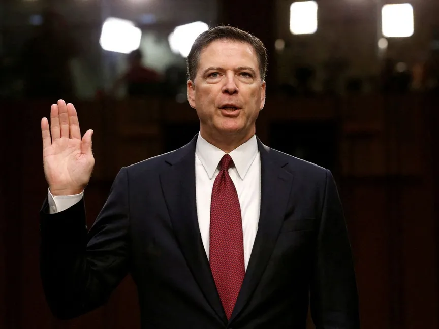 مدير مكتب التحقيقات الفيدرالي الأميركي FBI السابق جيمس كومي يؤدي اليمين خلال جلسة استماع في مجلس الشيوخ. 8 يونيو 2017 - REUTERS